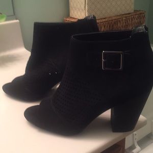 Black wedges